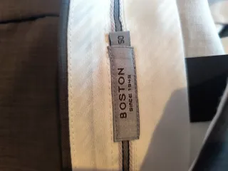 Traje gris con camisa rosa