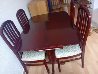 Mesa con 4 sillas de madera plegable