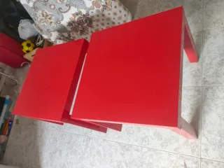 Mesita auxiliar roja cada una €4