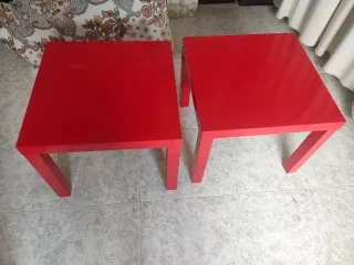 Mesita auxiliar roja cada una €4