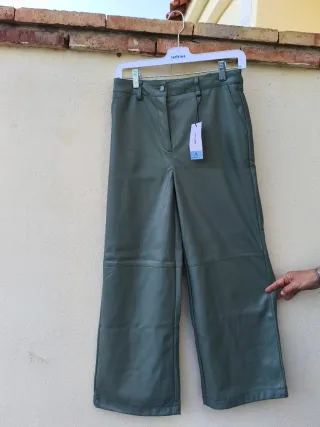 Pantalón efecto piel Lefties verde militar