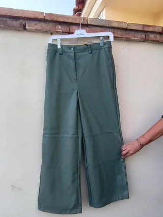 Pantalón efecto piel Lefties verde militar