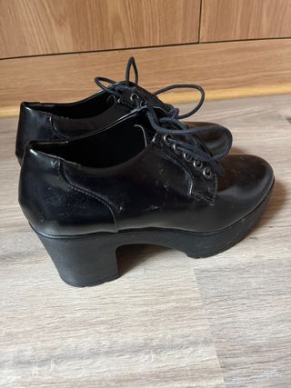 Zapatos negros de plataforma con cordones