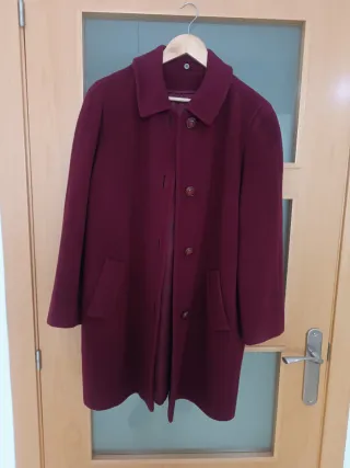 Abrigo vintage burdeos.