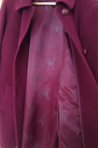 Abrigo vintage burdeos.