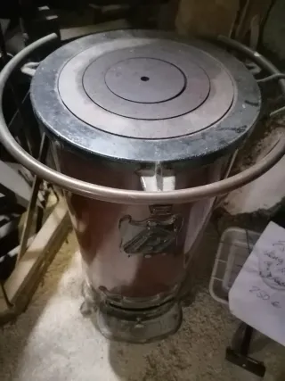 Chimenea de leña y cáscara de almendra