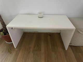 Mesa auxiliar blanca de madera
