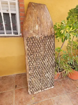 Trillo de madera con piedras