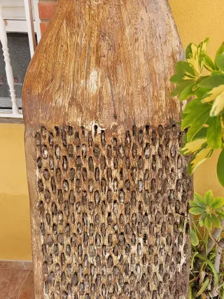 Trillo de madera con piedras