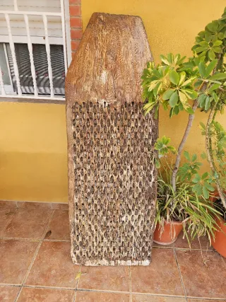 Trillo de madera con piedras