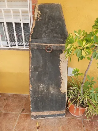 Trillo de madera con piedras