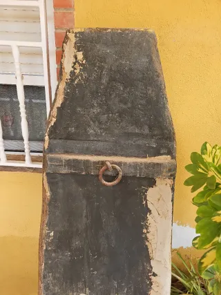 Trillo de madera con piedras