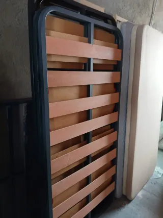 Colchón viscoelástico y somier con patas