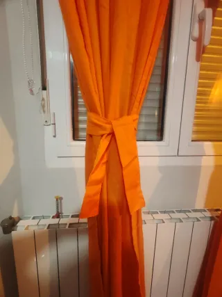 Cortinas naranjas traslúcidas con abrazaderas