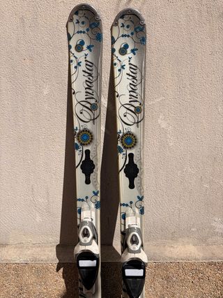 Esquís con fijaciones