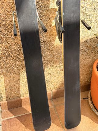 Esquís con fijaciones