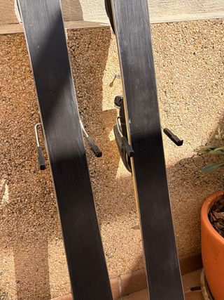 Esquís con fijaciones