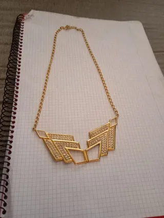 Gargantilla dorada con pedrería