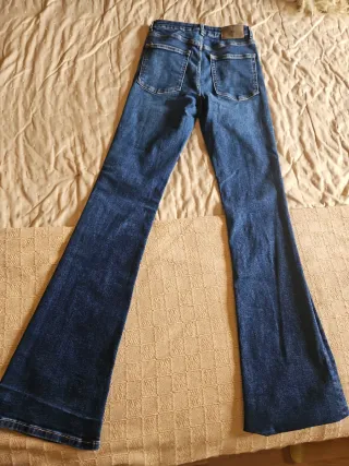 Vaqueros Zara bootcut campana ligera talla 36