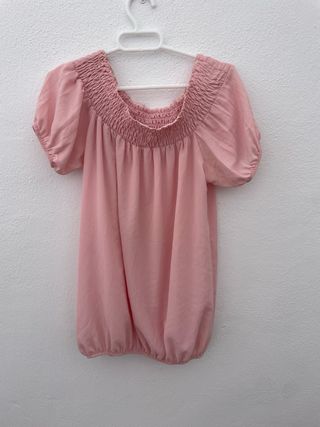 Blusa rosa palo con goma en hombros