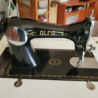 Máquina de coser Alfa antigua