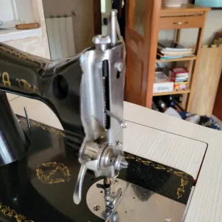 Máquina de coser Alfa antigua