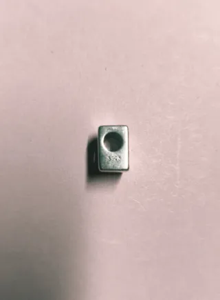 Charm letra D con circonitas