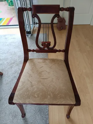 Silla de madera con tapizado floral