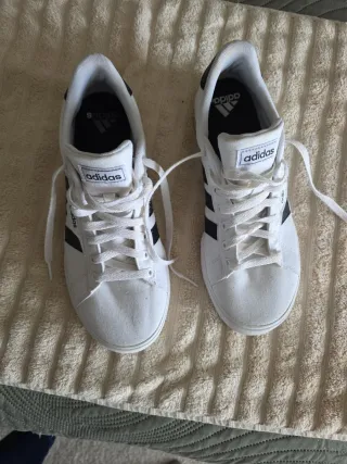 Zapatillas Adidas Blancas y Negras