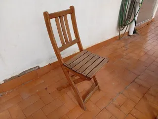 Mesa de madera exterior con  2 sillas.