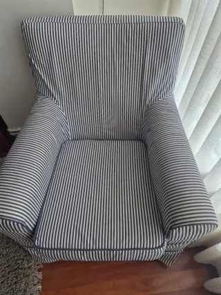 Butaca de tela a rayas azul y blanco