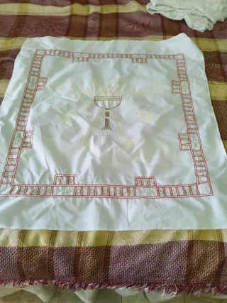 Tapete de altar bordado a mano