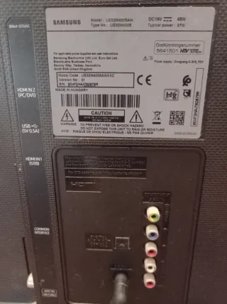 Televisión samsung con pantalla rota por golpe