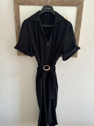 Mono Zara negro con cinturón