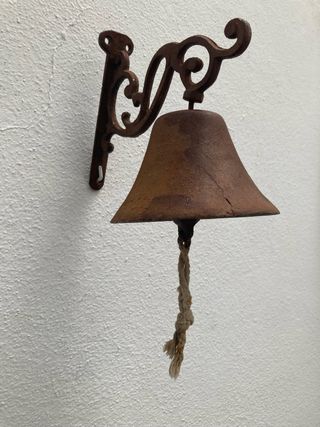Campana de metal rústica con cuerda