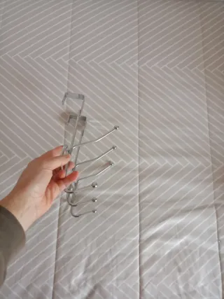 Colgador de puerta metálico plateado