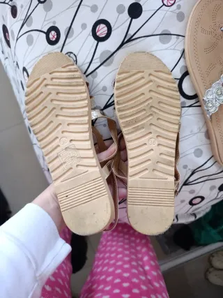 Sandalias doradas con tiras brillantes