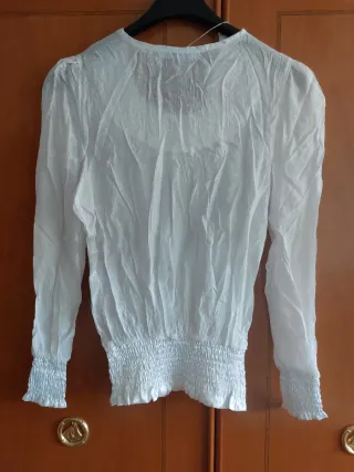 Blusa blanca con pedrería y gomas en la cintura