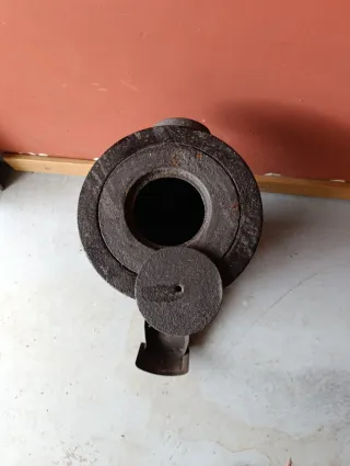 Estufa de leña antigua de metal