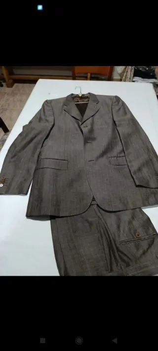 Trajes de hombre tres y varios colores