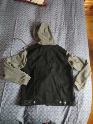 Cazadora vaquera con capucha