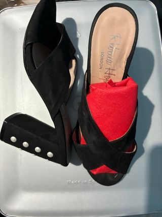 Sandalias de tacón negras con lunares blancos