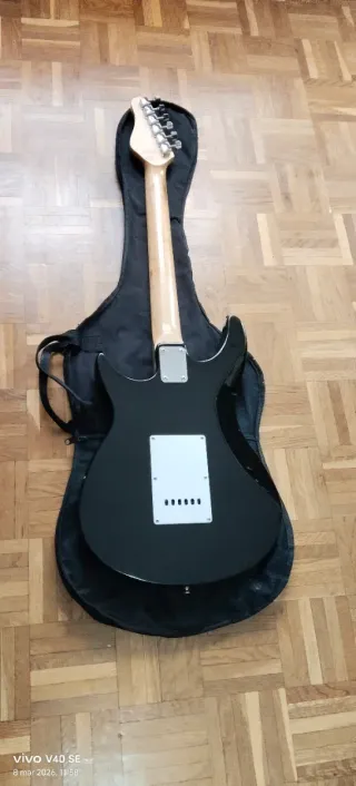 Guitarra Eléctrica Behringer Negra