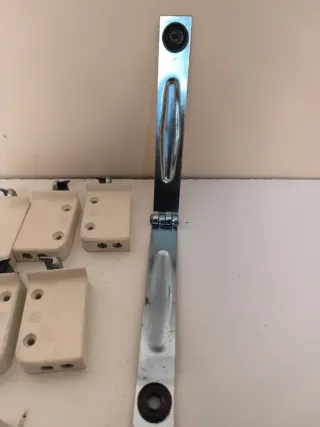 Lote cuelgues y tapones para muebles