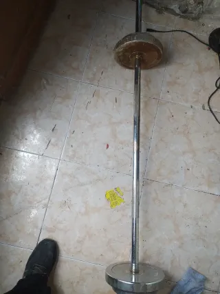 Barra de pesas con discos de 10kg, y 5kg cada lado