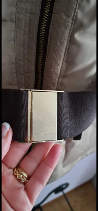 Chaqueta Zara Beige con Cinturón Marrón