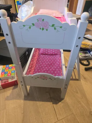 Litera de madera para muñecas