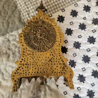 Candelabro de latón y lote de relojes de latón