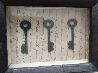 Cuadro antiguo llaves y texto manuscrito