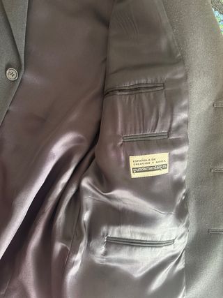 Chaqueta de traje azul marino y pantalón.